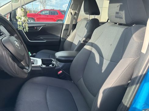 Used 2019 Toyota RAV4 LE image 7