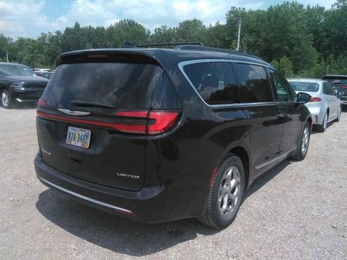 Used 2023 Chrysler Pacifica Limited FWD image 3