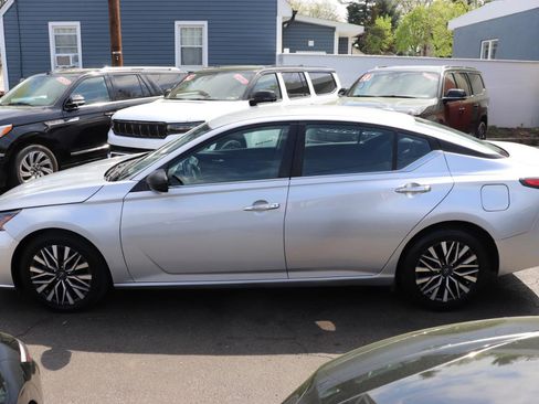 Used 2024 Nissan Altima 2.5 SV image 2