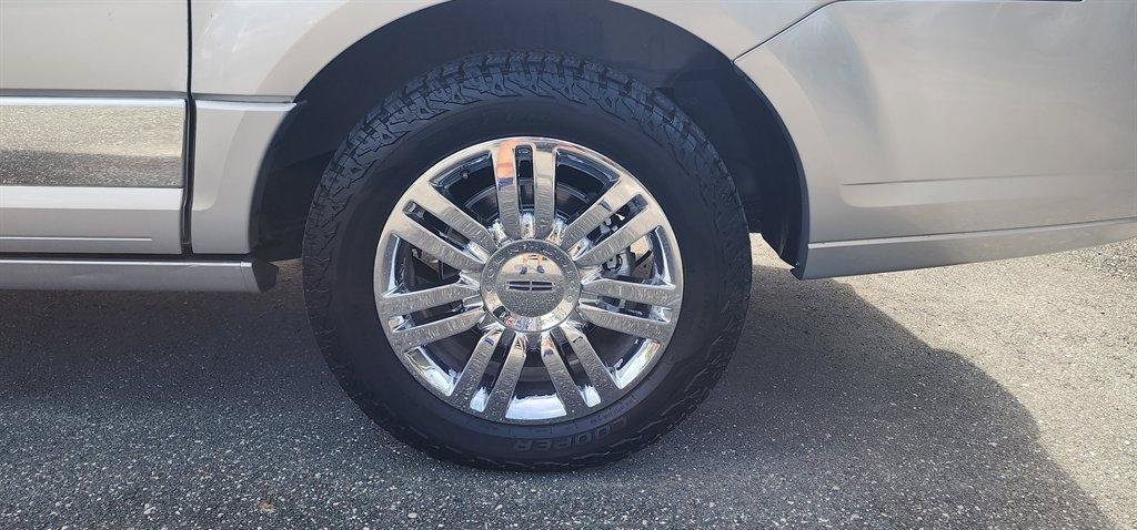 Used 2010 Lincoln Navigator L 4WD image 13