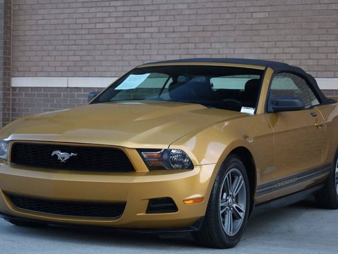 Used 2010 Ford Mustang Convertible RWD image 11