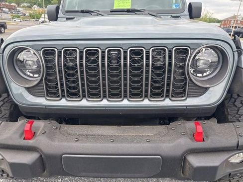 Used 2025 Jeep Wrangler Unlimited Rubicon AWD/4WD image 16