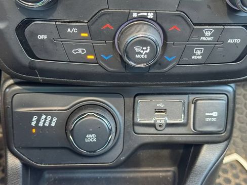 Certified 2022 Jeep Renegade Limited w/ Sun, Sound & Wheels Group AWD/4WD image 35