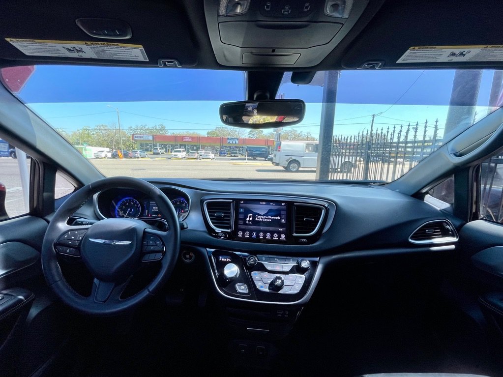 Used 2018 Chrysler Pacifica Touring-L w/ Premium Audio Group FWD image 13