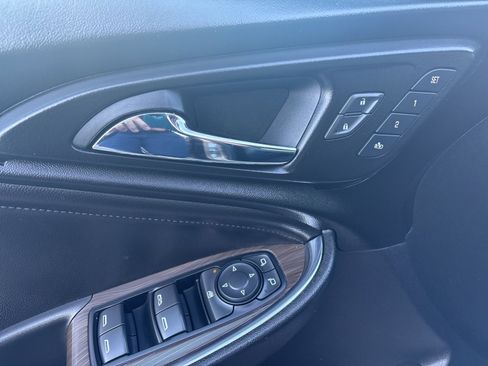 Used 2018 Chevrolet Malibu Premier w/ Premier Sun and Wheel Package image 25