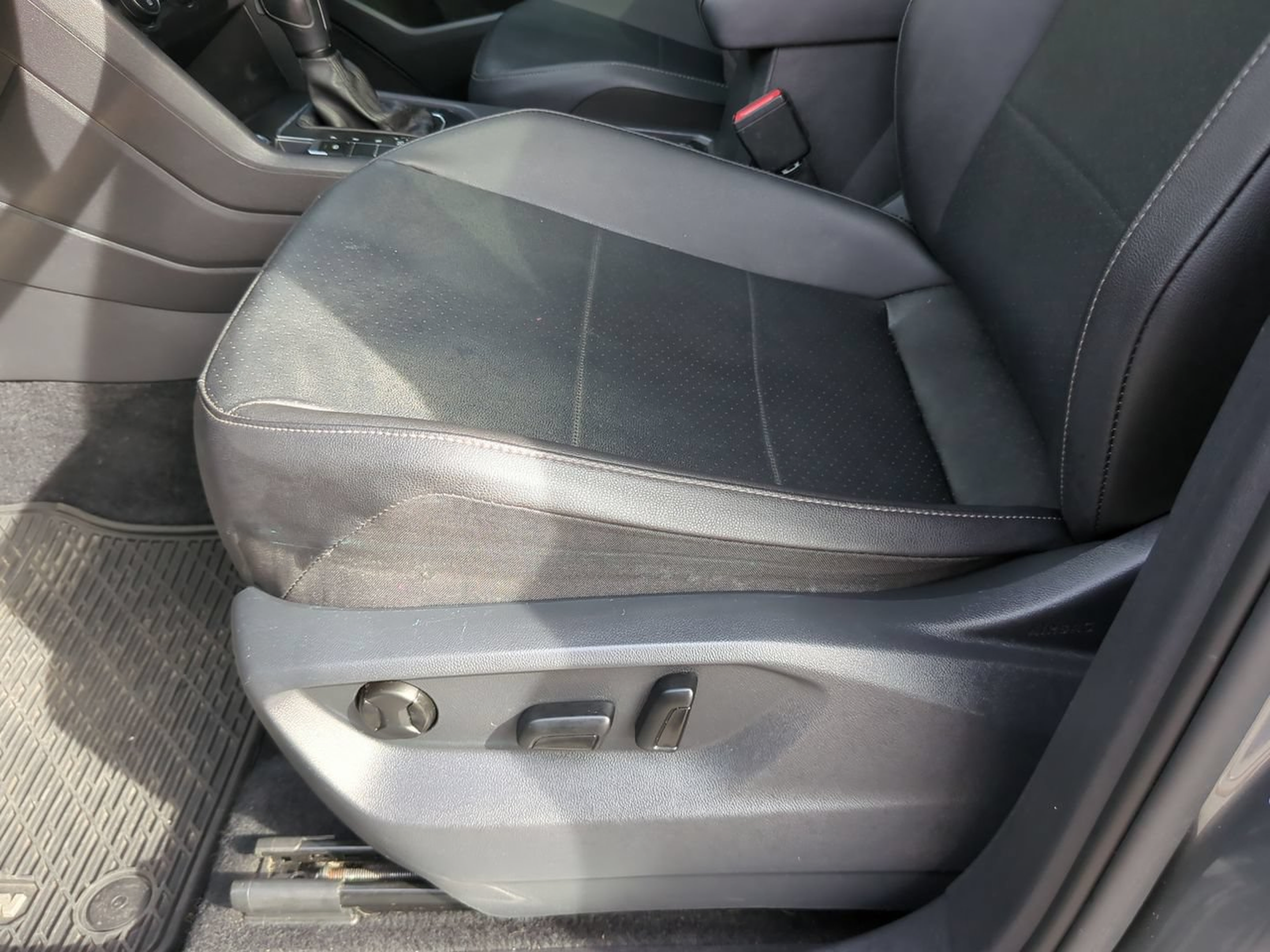 Used 2020 Volkswagen Tiguan SE R-Line FWD image 15