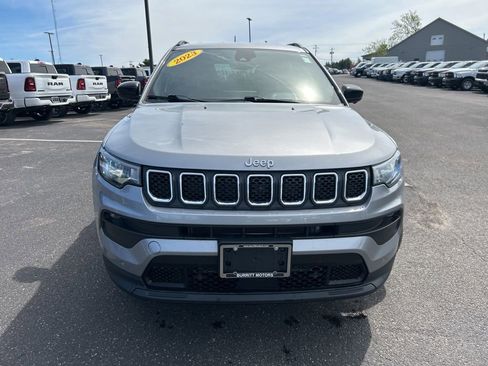 Used 2023 Jeep Compass Latitude AWD/4WD image 2