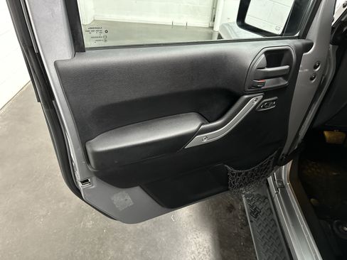 Used 2014 Jeep Wrangler Unlimited Sahara w/ Connectivity Group AWD/4WD image 17