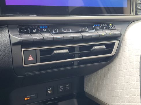 Used 2025 Toyota Camry XLE w/ Premium Plus Package image 27