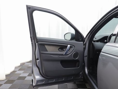 Used 2022 Land Rover Discovery Sport SE image 4