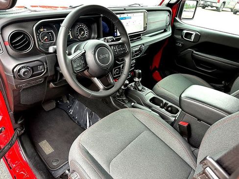 Used 2025 Jeep Wrangler Unlimited Rubicon AWD/4WD image 13