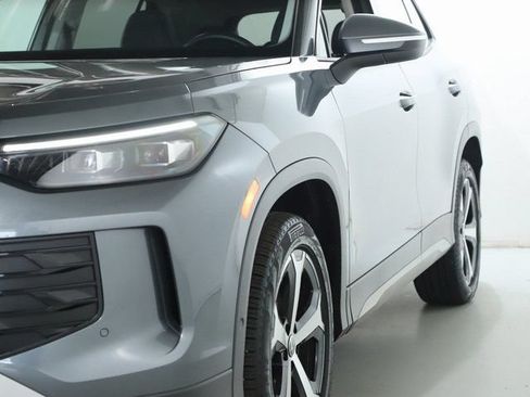 Certified 2025 Volkswagen Tiguan SE AWD/4WD image 4