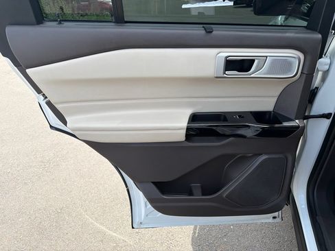 Used 2023 Ford Explorer Platinum w/ Technology Package AWD/4WD image 19