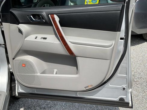 Used 2013 Toyota Highlander Limited FWD image 22