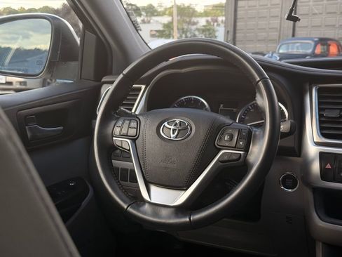 Used 2019 Toyota Highlander XLE image 19