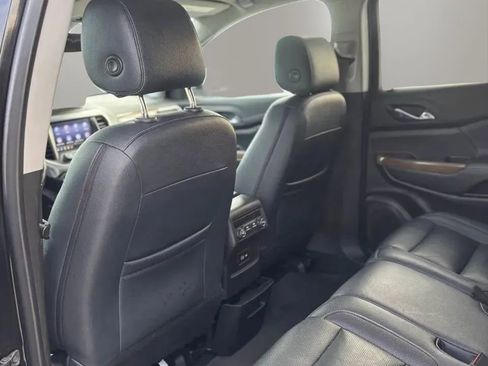 Used 2020 GMC Acadia SLE FWD image 16