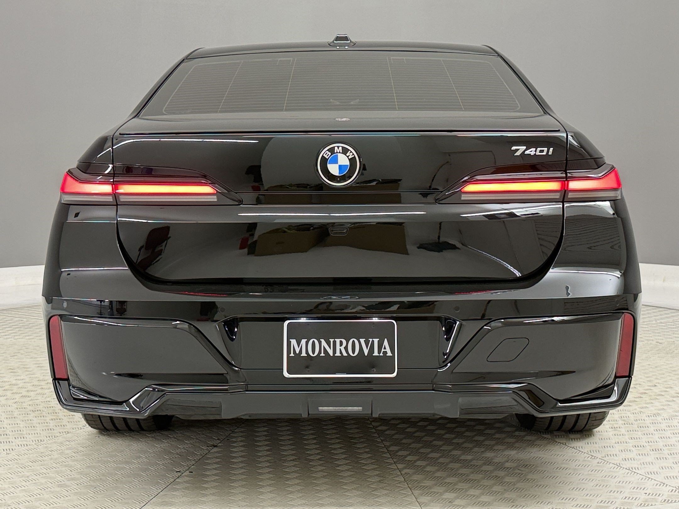 Certified 2025 BMW 740i w/ Premium Package RWD image 10