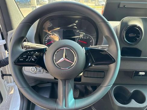 Used 2025 Mercedes-Benz Sprinter 2500 image 23