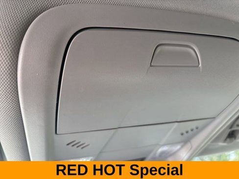 Used 2023 GMC Terrain SLE w/ Driver Convenience Package image 28