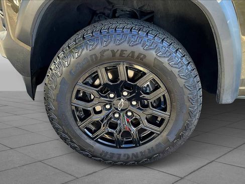 Used 2024 Chevrolet Colorado Trail Boss image 9