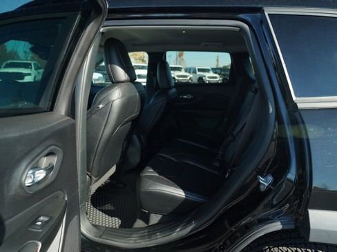 Used 2022 Jeep Cherokee Trailhawk image 15