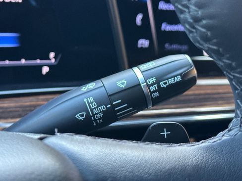 Used 2023 Cadillac Escalade Premium Luxury image 36