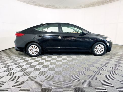 Used 2018 Hyundai Elantra SE w/ SE Connectivity Package 04 FWD image 2
