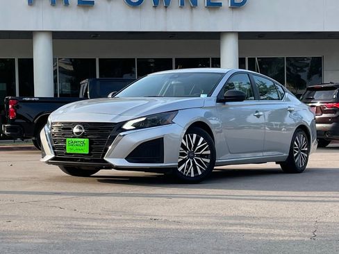 Used 2024 Nissan Altima 2.5 SV FWD image 2