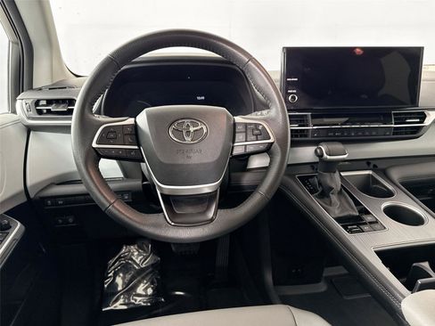 Certified 2025 Toyota Sienna XLE FWD image 32