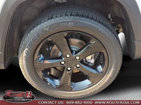 Used 2023 Jeep Grand Cherokee Altitude AWD/4WD image 10