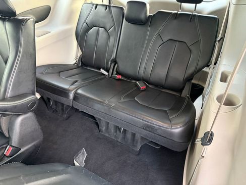 Used 2024 Chrysler Pacifica Select image 14