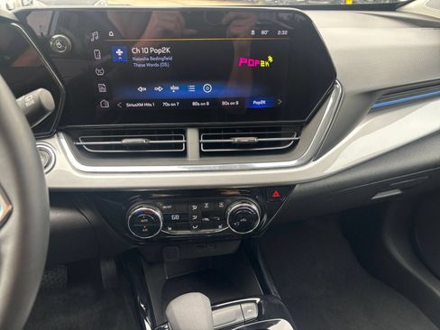 Used 2025 Chevrolet Trax LT w/ LT Convenience Package FWD image 16