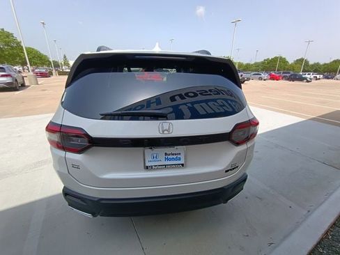 Used 2025 Honda Pilot Sport image 4