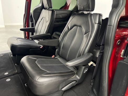 Used 2025 Chrysler Pacifica Select FWD image 13