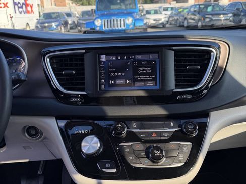 Used 2023 Chrysler Voyager LX image 19