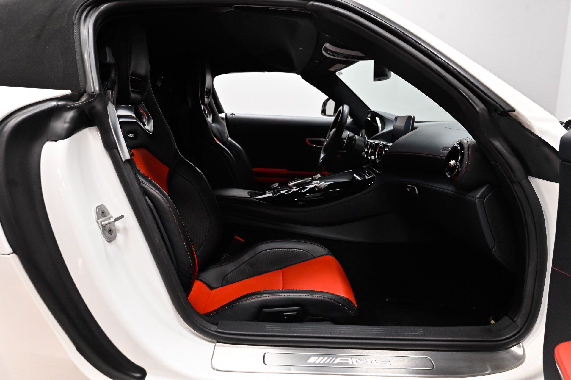 Used 2018 Mercedes-Benz AMG GT Roadster image 32