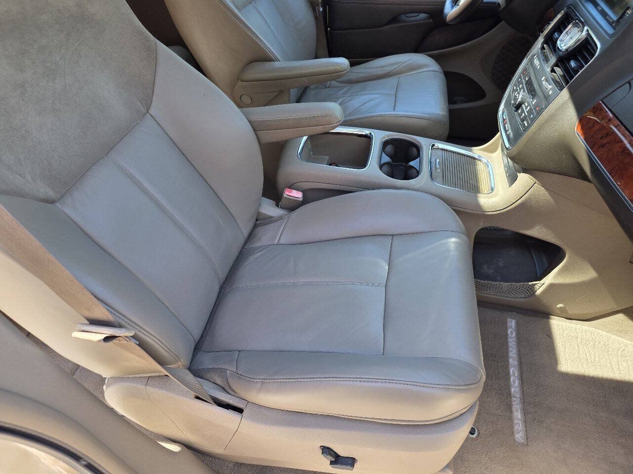 Used 2015 Chrysler Town & Country Limited Platinum FWD image 31