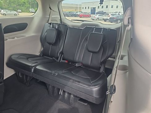 Used 2024 Chrysler Pacifica Touring-L FWD image 7
