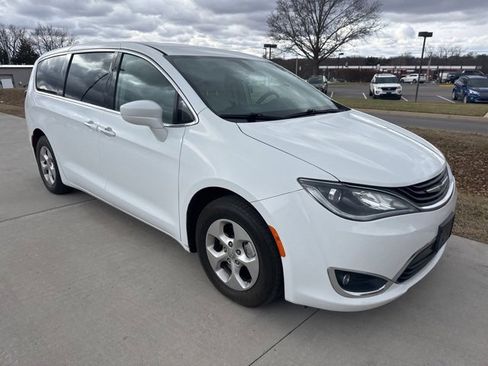 Used 2018 Chrysler Pacifica Touring Plus image 4