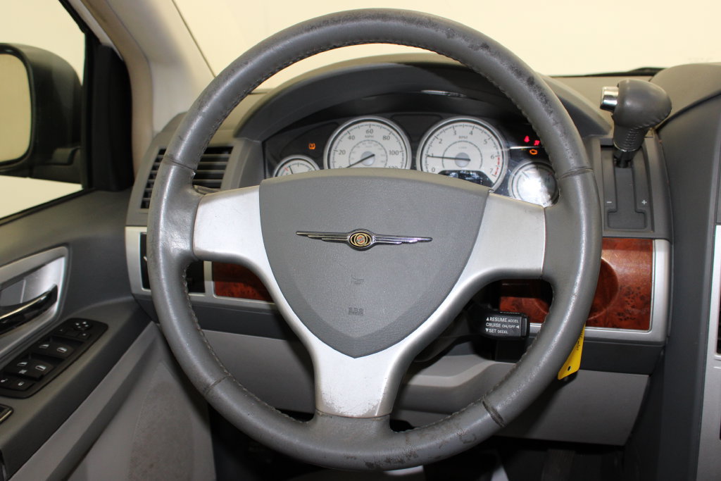 Used 2009 Chrysler Town & Country Touring FWD image 18