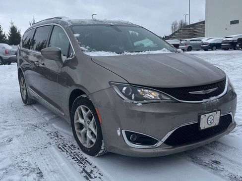 Used 2017 Chrysler Pacifica Touring-L w/ Tire & Wheel Group image 1