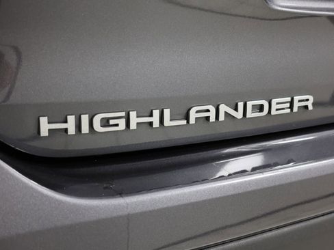 Used 2020 Toyota Highlander XLE FWD image 46