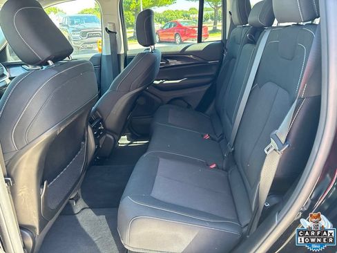 Used 2023 Jeep Grand Cherokee Laredo AWD/4WD image 37
