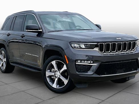 Used 2024 Jeep Grand Cherokee Limited w/ Luxury Tech Group II RWD image 3