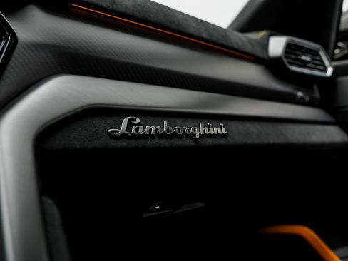 Used 2023 Lamborghini Urus Performante AWD/4WD image 31