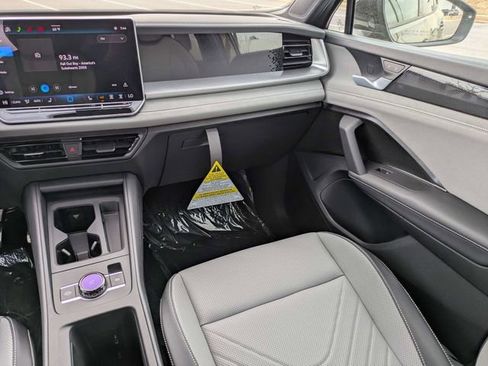 New 2026 Volkswagen Tiguan SE R-Line FWD image 17