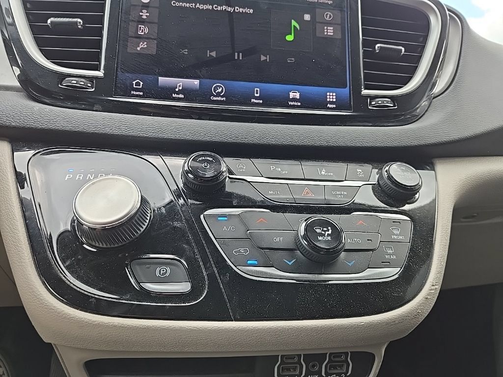 Used 2023 Chrysler Pacifica Touring-L FWD image 22
