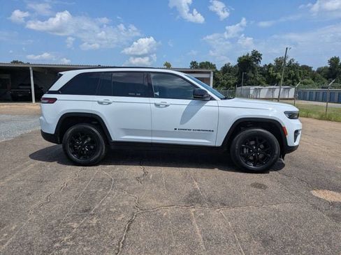 Used 2025 Jeep Grand Cherokee Altitude AWD/4WD image 3