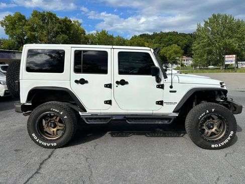 Used 2017 Jeep Wrangler Unlimited Sahara AWD/4WD image 9