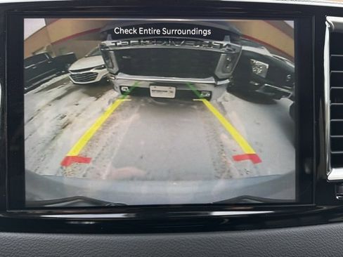 Used 2024 Chrysler Pacifica Touring-L image 4